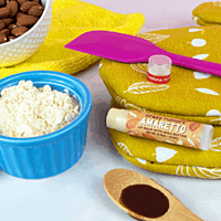 Crazy Rumors balzám na rty Amaretto, 4,2 g